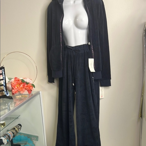 Luxurious Black Velour Suit Jacket with Plush Finish - Picture 2 of 3